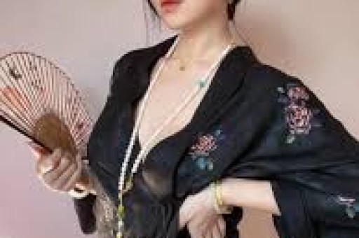 原来她早已结婚丈夫是国家一级演员如今定居上海被家人宠成宝